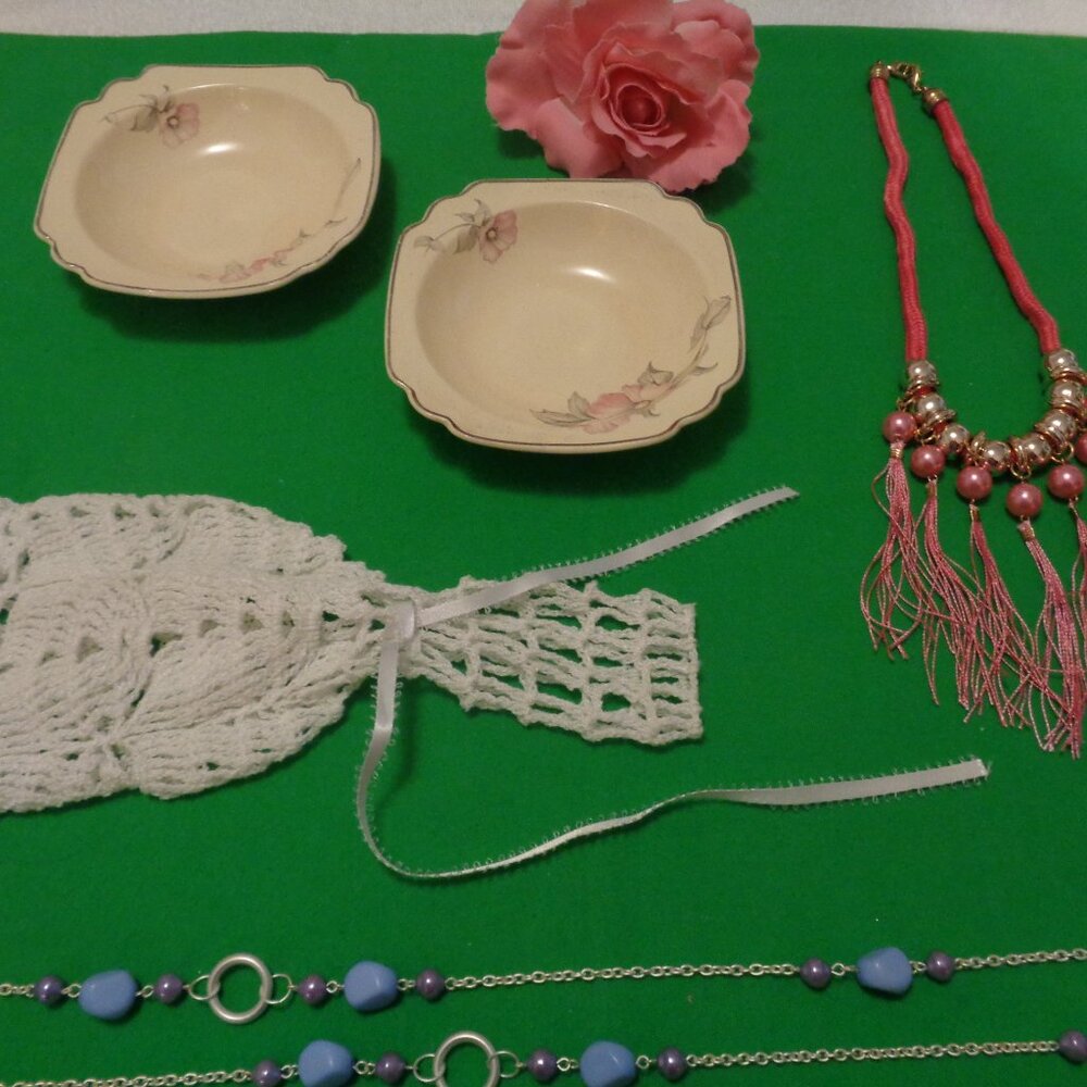VINTAGE 2 HOMER LAUGHLIN BOWLS & 2 NEW NECKLACES MADE TO LOOK RETRO LOT